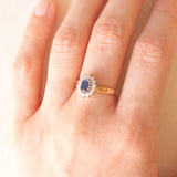 Anello a margherita vintage in oro giallo e bianco 9K con zaffiro (0.50ct ca.) e diamanti di taglio brillante (0.20ctw ca.), anni ‘70/‘80