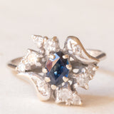 Vintage 18K white gold flower ring with sapphire (0.50ct approx.) and diamonds (0.24ctw approx.), 80s