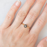 Anello a fiore vintage in oro giallo 9K con zaffiri (0.24ctw ca.) e diamante, anno 1984