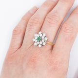 Anello a fiore/fiocco di neve in oro giallo e bianco 14K con smeraldo (0.13ct ca.) e diamanti di taglio brillante (1.24ctw ca.), anni ‘70