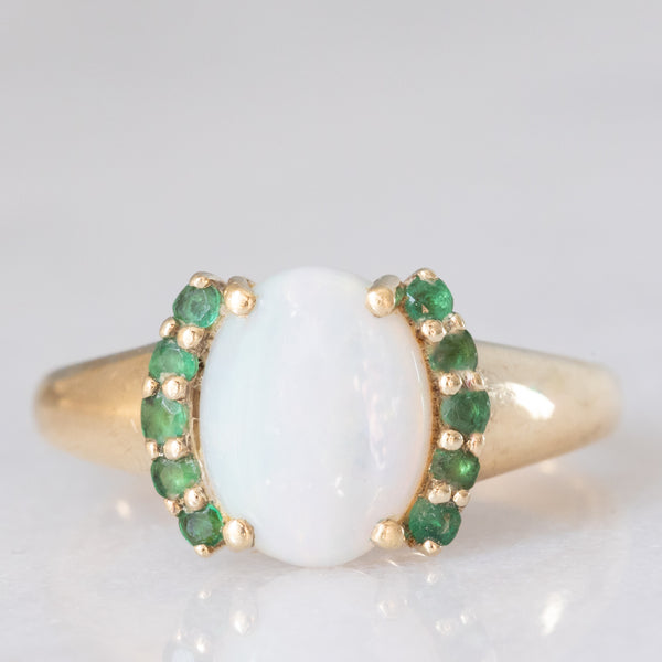 Anello vintage in oro giallo 8K con opale (0.90ct ca.) e smeraldi (0.10ctw ca.), anni ‘80