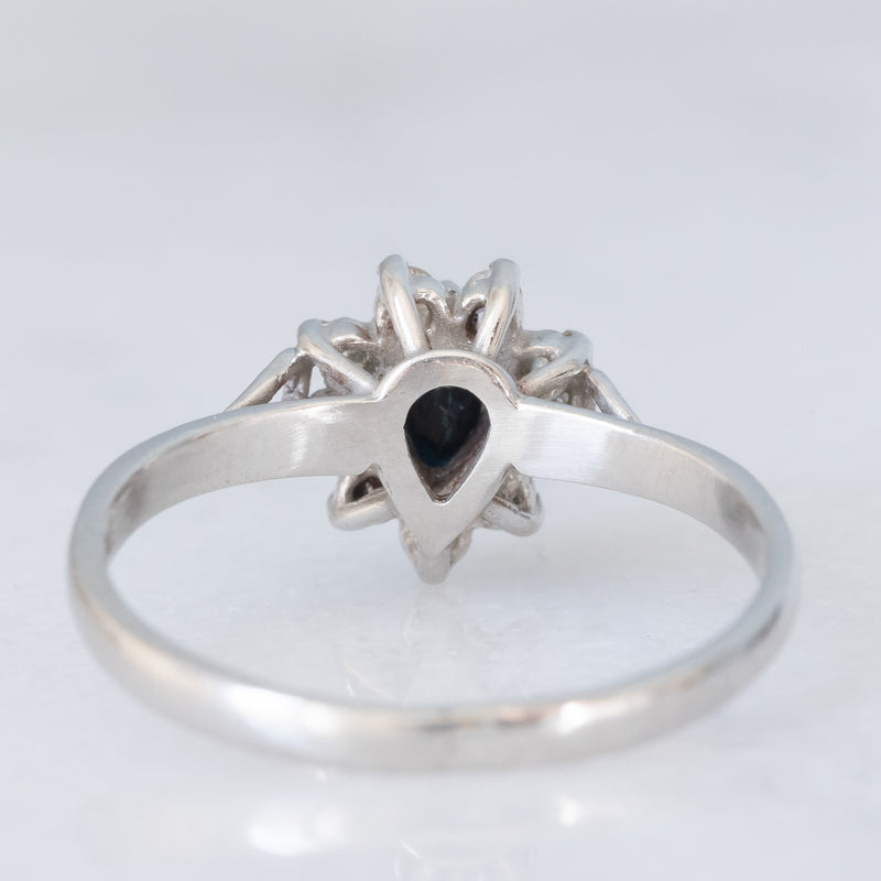 Anello a margherita vintage in platino con zaffiro (0.45ct ca.) e diamanti (0.14ctw ca.), anno 2006