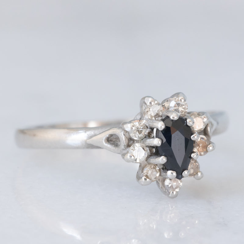 Anello a margherita vintage in platino con zaffiro (0.45ct ca.) e diamanti (0.14ctw ca.), anno 2006