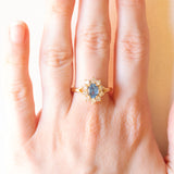 Vintage-Gänseblümchenring aus 18-karätigem Gelbgold mit blauem Topas (ca. 0.80 ct) und Diamanten im Brillantschliff (ca. 0.50 ctw), 70er Jahre