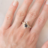 Anello a fiore vintage in oro giallo 14K con zaffiro (0.50ct ca.) e diamanti (0.90ctw ca.), anni ‘70/‘80