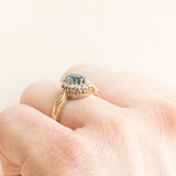 Anello a margherita vintage in oro giallo e bianco 9K con topazio azzurro (0.60ct ca.) e diamanti (0.16ctw ca.), anno 1992