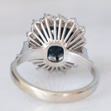 Anello a margherita in oro bianco 14K con zaffiro (3.50ct ca.) e diamanti di taglio brillante (0.56ctw ca.), anni ‘70