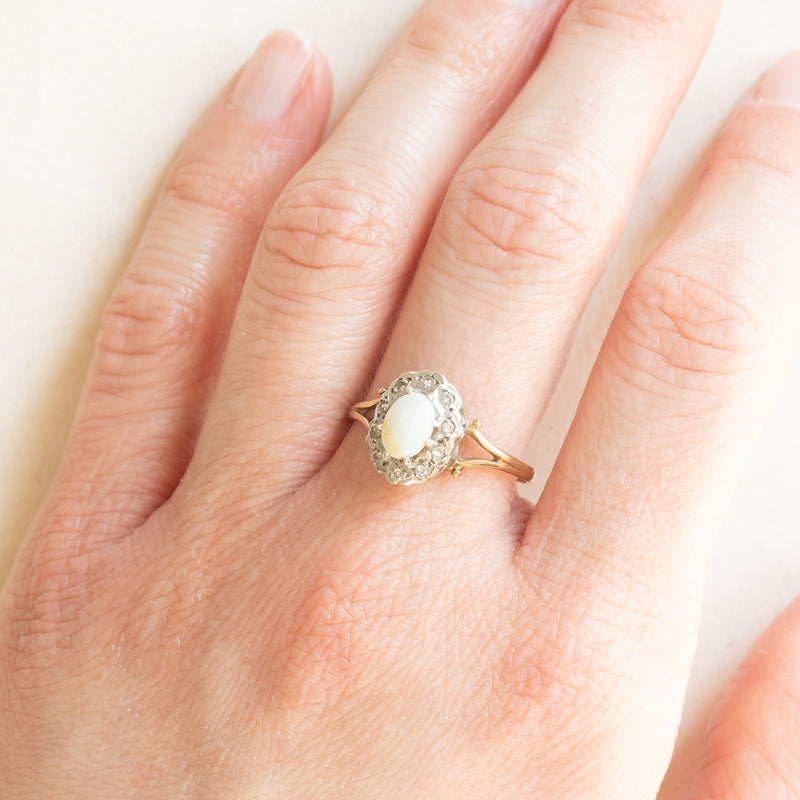 Anello a margherita vintage in oro giallo e bianco 9K con opale (0.40ct ca.) e diamanti (0.05ctw ca.), anno 1989