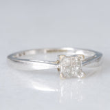 Anello “solitario” vintage in oro bianco 9K con illusion setting diamanti di taglio princess (0.15ctw ca.), anni ‘80/‘90