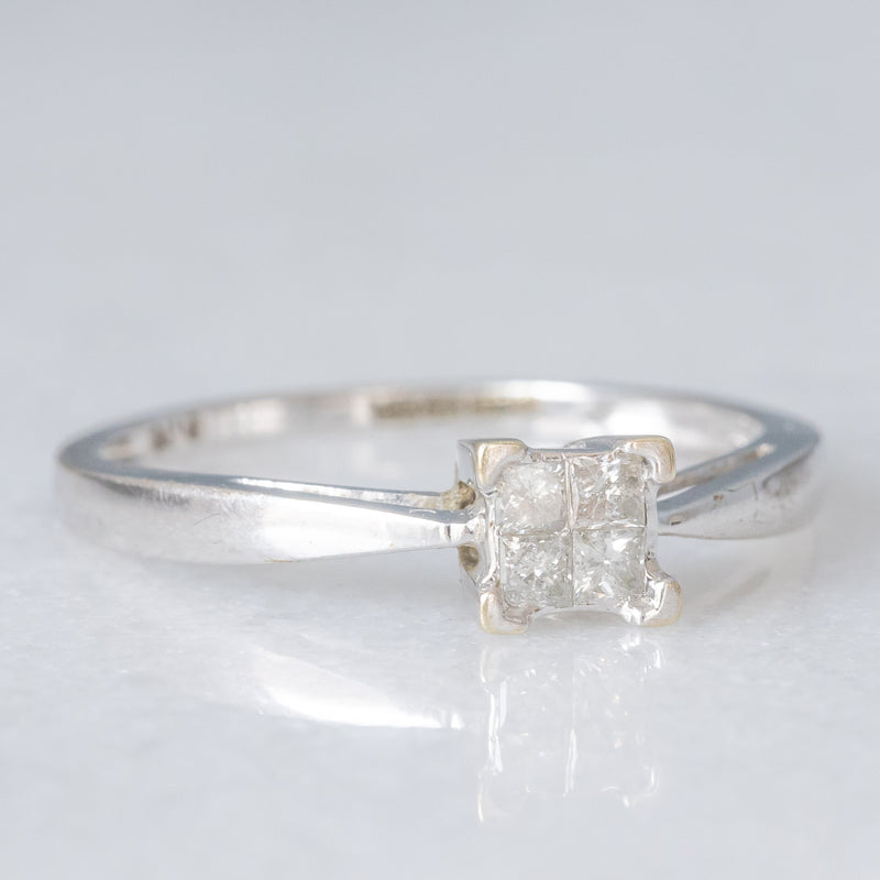Anello “solitario” vintage in oro bianco 9K con illusion setting diamanti di taglio princess (0.15ctw ca.), anni ‘80/‘90