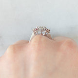 Anello vintage in oro bianco 14K con rubini (0.30ctw ca.) e diamanti di taglio brillante (0.22ctw ca.), anni ‘80