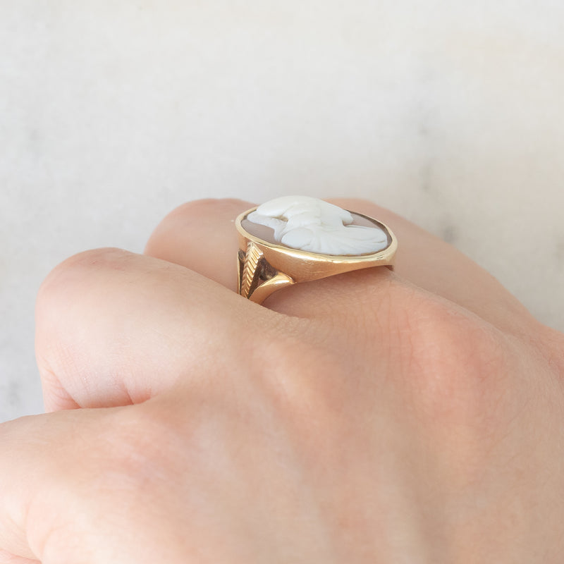 Anello retrò in oro giallo 14K con cammeo su conchiglia rappresentante profilo di soldato romano, anni ‘30/‘40