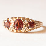 Vintage-Ring aus 9-karätigem Gelbgold mit Granat und Diamant (ca. 0.02 ctw), 60er Jahre