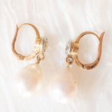 Orecchini pendenti in oro giallo 18K e argento con perle bianche e diamanti di taglio vecchia miniera (1ctw ca.)