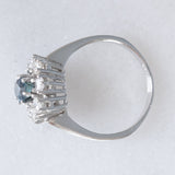 Anello a margherita vintage in oro bianco 14K con zaffiro (0.75ct ca.) e diamanti di taglio brillante (0.64ctw ca.), anni ‘60/‘70