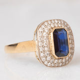 Anello a margherita vintage in oro giallo 18K con zaffiro e diamanti di taglio brillante (0.30ctw ca.), anni ‘70