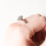 Vintage-Gänseblümchenring aus 14-karätigem Weißgold mit Smaragd (ca. 0.15 ct) und Diamanten (ca. 0.06 ctw), 70er Jahre