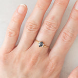 Bague vintage en or jaune 18 carats avec saphir (environ 0.35 ct) et diamants (environ 0.04 ct)