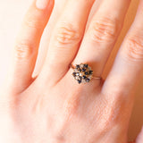 Anello a fiore vintage in oro giallo 9K con zaffiri (0.60ctw ca.) e diamanti (0.07ctw ca.)