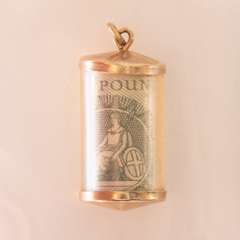 Ciondolo “emergency money” (soldi d’emergenza) vintage con cilindro in plastica e in oro giallo 9K con banconota da una sterlina, anno 1978