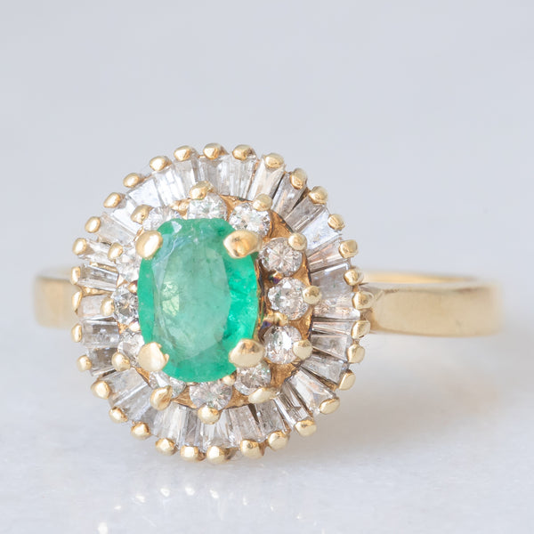 Anello ballerina vintage in oro giallo 14K con smeraldo (0.50ct ca.) e diamanti di taglio brillante e di taglio tapered (0.50ctw ca.), anni ‘70