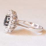 Vintage-Gänseblümchenring aus 14 Karat Weißgold mit Saphiren (ca. 2 ct) und Diamanten im Brillantschliff (ca. 0.80 ctw), 70er Jahre