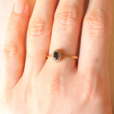 Anello a margherita vintage in oro giallo 9K con zaffiro (0.30ct ca.) e diamanti (0.07ctw ca.)