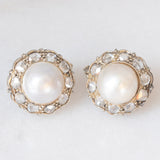 Orecchini a margherita in oro bianco 18K con perle bianche e diamanti di taglio rosetta (0.80ctw ca.), anni ‘40