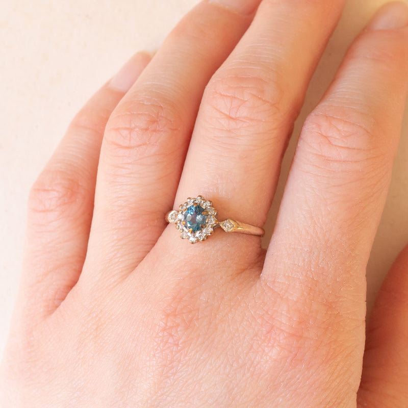 Anello a margherita in oro giallo e bianco 9K con topazio azzurro (0.40ct ca.) e diamanti (0.12ctw ca.), anno 1989