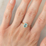 Anello a margherita a goccia in oro giallo 9K con apatite (0.59ct) e zirconi bianchi