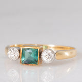 Trilogy antico in oro giallo 14K con tormalina verde di taglio carré (0.35ct ca.) e diamanti di taglio vecchia Europa (0.30ctw ca.), anni ‘20/‘30