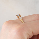 Solitario moderno in oro giallo 9K con tanzanite (0.70ct ca.) e zirconi bianchi