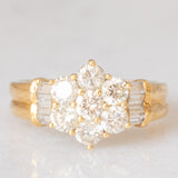 *RISERVATO* SALDO Anello a margherita vintage in oro giallo 18K con diamanti di taglio brillante e di taglio baguette (1ctw ca.), anni ‘70