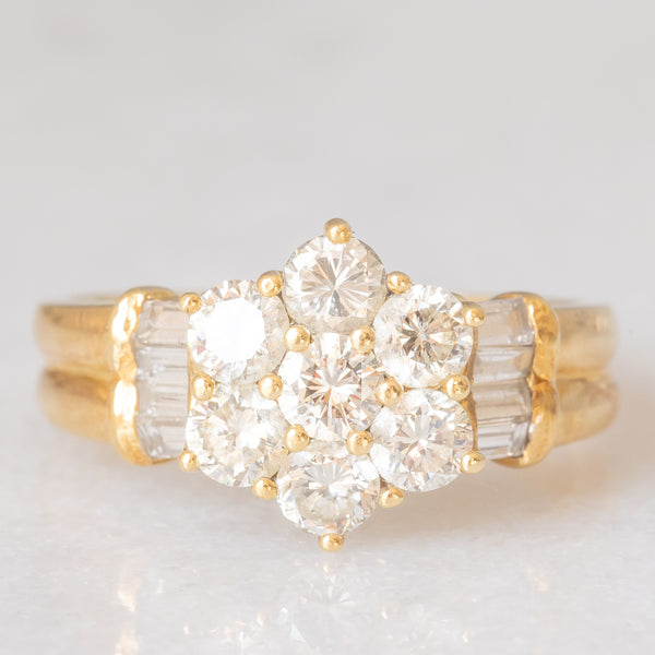 Anello a margherita vintage in oro giallo 18K con diamanti di taglio brillante e di taglio baguette (1ctw ca.), anni ‘70