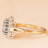 Anello a margherita vintage in oro giallo e bianco 9K con topazio azzurro (1.70ct ca.) e diamanti (0.14ctw ca.), anni ‘80