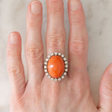 Anel de coquetel vintage em ouro branco 14K com coral laranja e diamantes (aproximadamente 0.80 ct), década de 60.
