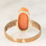 Bague vintage en or jaune 8 carats avec camée sur corail orange représentant un visage de femme, années 40/50