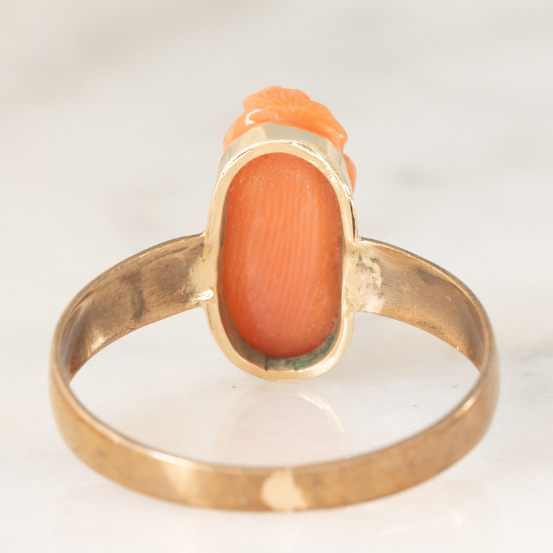 Anello vintage in oro giallo 8K con cammeo su corallo arancione rappresentante viso di donna, anni ‘40/‘50