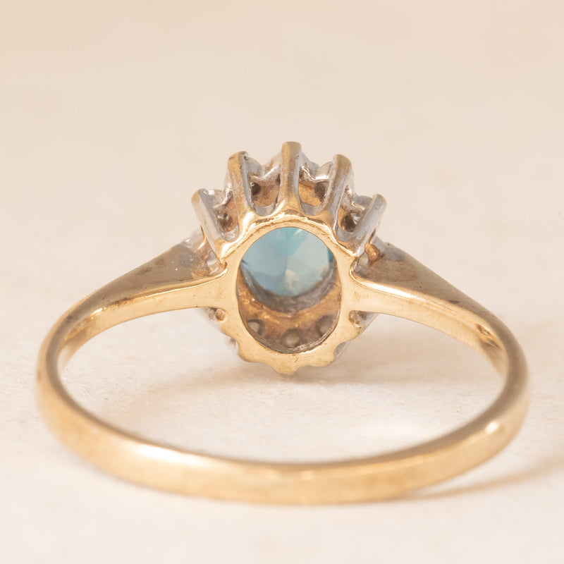 Anello a margherita vintage in oro giallo e bianco 9K con topazio azzurro (0.40ct ca.) e diamanti (0.12ctw ca.), anni ‘90