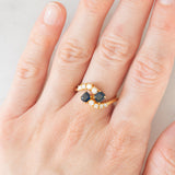 Toi et Moi francese vintage in oro giallo 18K con zaffiri di taglio smeraldo (0.80ct ca.) e diamanti di taglio brillante (0.20ct ca.), anni ‘70