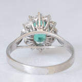 Anello a margherita in oro bianco 18K con smeraldo (1ct ca.) e diamanti di taglio brillante (0.50ctw ca.), anni ‘60