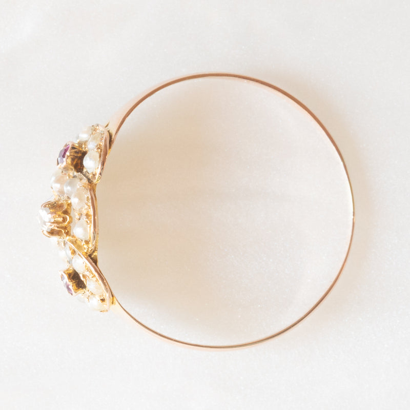 Anello antico in oro giallo 16K con diamante di taglio rosetta, rubini e perline bianche, fine ‘800/inizio ‘900