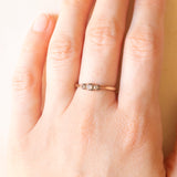 Trilogie antique en or jaune 9 carats et palladium avec diamants taille ancienne mine (environ 0.08 ct au total), années 40