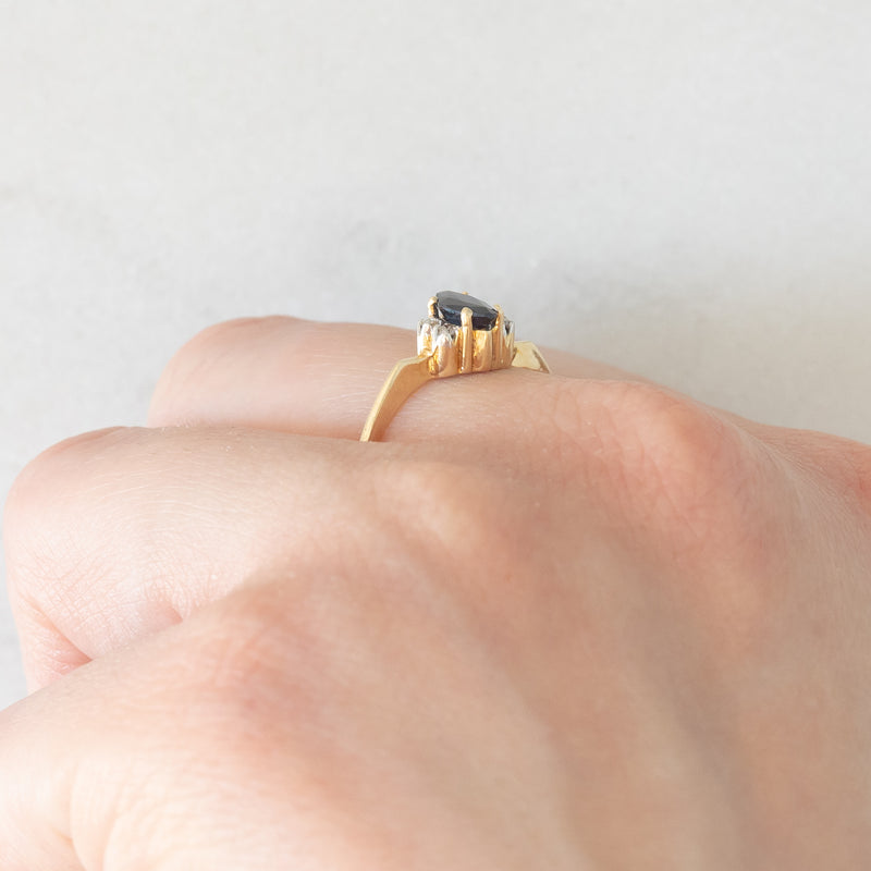 Anello vintage in oro giallo 18K con zaffiro (0.35ct ca.) e diamanti (0.04ctw ca.)