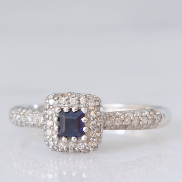 Anello a margherita vintage in oro bianco 9K con zaffiro di taglio carré (0.20ct ca.) e diamanti (0.38ctw ca.), anni ‘90/anni ‘2000