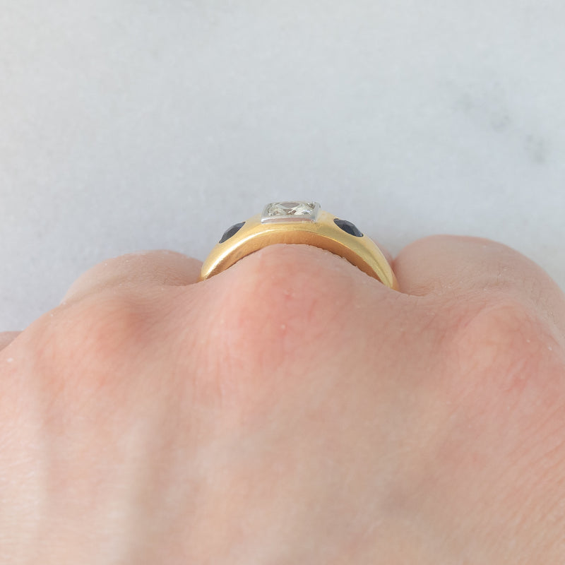 Trilogy gypsy vintage in oro giallo 18K con diamante (0.35ct ca.) e zaffiri (0.36ctw ca.), anni ‘50/‘60