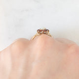 Anello a margherita in oro giallo 9K con opale (0.20ct ca.) e granati (0.30ctw ca.), anno 1977