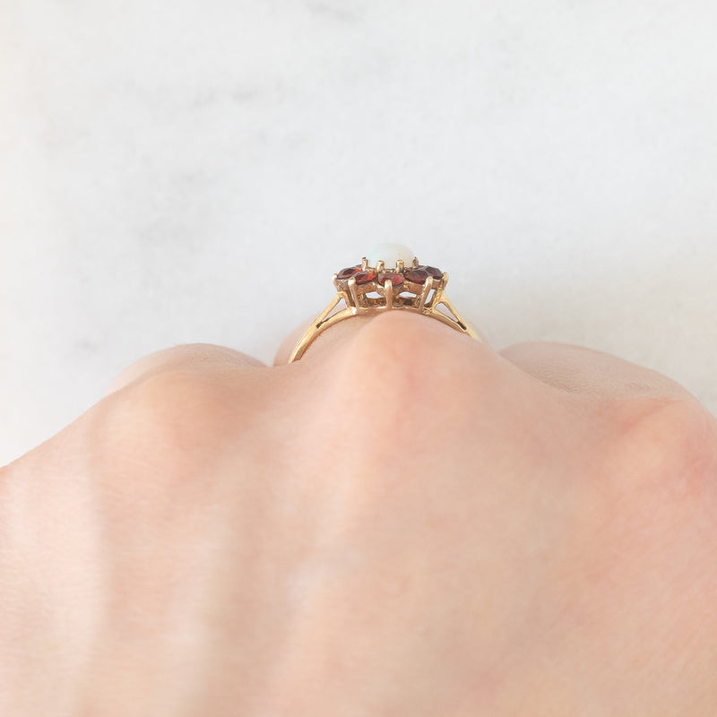 Anello a margherita in oro giallo 9K con opale (0.20ct ca.) e granati (0.30ctw ca.), anno 1977