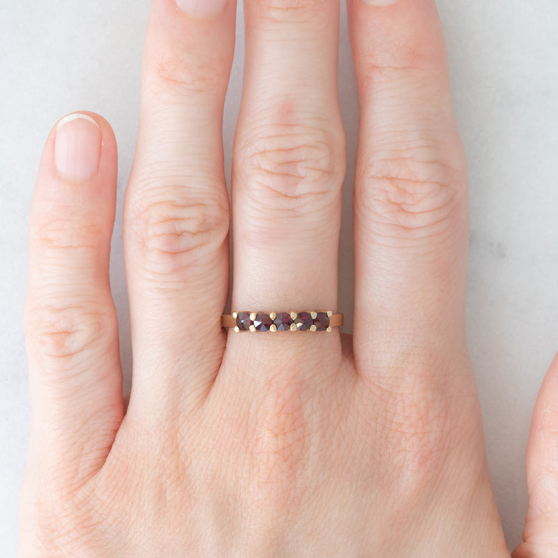 Veretta vintage in oro giallo 9K con granati (0.50ctw ca.), anni ‘70