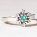 Vintage-Gänseblümchenring aus 14-karätigem Weißgold mit Smaragd (ca. 0.15 ct) und Diamanten (ca. 0.06 ctw), 70er Jahre